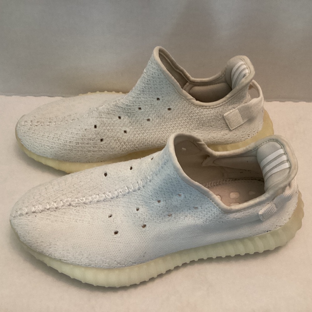 Yeezy sneaker white size 9 1/2 use